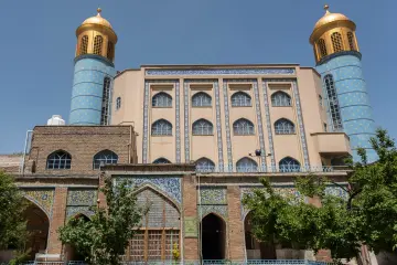 İran'ın Yezd kentindeki Ulu Camii, mavi çinili iki minaresi ve zengin İran-İslam mimarisiyle dikkat çekiyor.