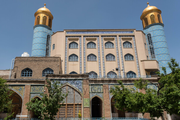 İran'ın Yezd kentindeki Ulu Camii, mavi çinili iki minaresi ve zengin İran-İslam mimarisiyle dikkat çekiyor.