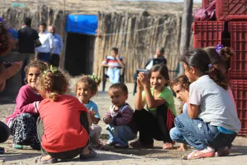 Şırnak’ın Besta Bölgesinden Adana’nın Tuzla İlçesine, Kamış evlerde yaşam mücadelesi veren Mevsimlik işçileri, kendi ülkelerinde mülteci konumunda yaşıyor. Kurdukları kamış evlerin köy statüsünde bulunmadıkları için vatandaşlık haklardan da yararlanamıyor.
