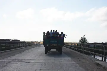 Şırnak’ın Besta Bölgesinden Adana’nın Tuzla İlçesine, Kamış evlerde yaşam mücadelesi veren Mevsimlik işçileri, kendi ülkelerinde mülteci konumunda yaşıyor. Kurdukları kamış evlerin köy statüsünde bulunmadıkları için vatandaşlık haklardan da yararlanamıyor.