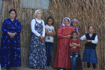 Şırnak’ın Besta Bölgesinden Adana’nın Tuzla İlçesine, Kamış evlerde yaşam mücadelesi veren Mevsimlik işçileri, kendi ülkelerinde mülteci konumunda yaşıyor. Kurdukları kamış evlerin köy statüsünde bulunmadıkları için vatandaşlık haklardan da yararlanamıyor.
