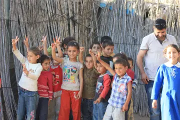 Şırnak’ın Besta Bölgesinden Adana’nın Tuzla İlçesine, Kamış evlerde yaşam mücadelesi veren Mevsimlik işçileri, kendi ülkelerinde mülteci konumunda yaşıyor. Kurdukları kamış evlerin köy statüsünde bulunmadıkları için vatandaşlık haklardan da yararlanamıyor.