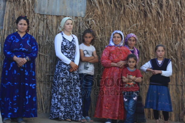 Şırnak’ın Besta Bölgesinden Adana’nın Tuzla İlçesine, Kamış evlerde yaşam mücadelesi veren Mevsimlik işçileri, kendi ülkelerinde mülteci konumunda yaşıyor. Kurdukları kamış evlerin köy statüsünde bulunmadıkları için vatandaşlık haklardan da yararlanamıyor.