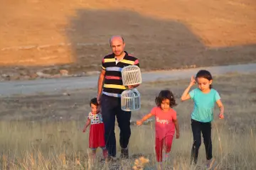 Mezopotamya’da keklik beslemek yalnızca bir kuş yetiştiriciliği değil; derin sosyal, sanatsal ve tarihsel anlamlar taşıyan köklü bir kültürel hobidir. Özellikle Batman, Urfa, Adıyaman ve Diyarbakır gibi şehirlerde kuşaklar arası aktarılan bir tutku olarak varlığını günümüze kadar sürdürmektedir.