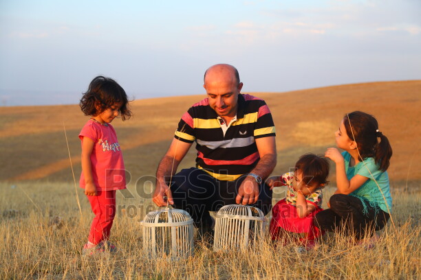 Mezopotamya’da keklik beslemek yalnızca bir kuş yetiştiriciliği değil; derin sosyal, sanatsal ve tarihsel anlamlar taşıyan köklü bir kültürel hobidir. Özellikle Batman, Urfa, Adıyaman ve Diyarbakır gibi şehirlerde kuşaklar arası aktarılan bir tutku olarak varlığını günümüze kadar sürdürmektedir.
