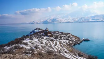 Kış mevsiminde Akdamar Adası, Akdamar Kilisesi ve Van Gölü'nün eşsiz panoramik manzarası.