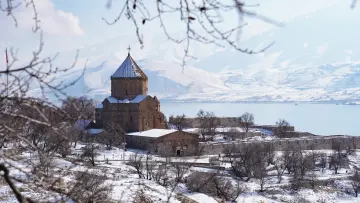 Karlarla kaplı Akdamar Kilisesi ve Van Gölü, kışın büyüleyici tarihi ve doğal manzarasını yansıtıyor.