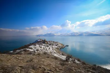 Van Gölü'ndeki Akdamar Adası, kışın karla kaplanan tarihi dokusu ve eşsiz panoramik manzarasıyla öne çıkar.