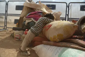 İŞİD saldırısı sonucu şehirlerini terk ederek Suruç’a yerleşmek zorunda kalan Kobanililer, zorlu kış koşullarına rağmen derme çatma çadırlarda yaşsam mücadelesi vermek zorunda bırakıldı. Savaş iliklerine kadar hissederek yaşayan çocuklar ise, büyük bir trajedi ile karşı karşıya bırakıldı.