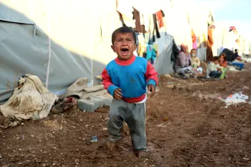 İŞİD saldırısı sonucu şehirlerini terk ederek Suruç’a yerleşmek zorunda kalan Kobanililer, zorlu kış koşullarına rağmen derme çatma çadırlarda yaşsam mücadelesi vermek zorunda bırakıldı. Savaş iliklerine kadar hissederek yaşayan çocuklar ise, büyük bir trajedi ile karşı karşıya bırakıldı.