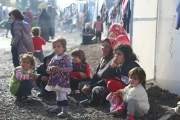 İŞİD saldırısı sonucu şehirlerini terk ederek Suruç’a yerleşmek zorunda kalan Kobanililer, zorlu kış koşullarına rağmen derme çatma çadırlarda yaşsam mücadelesi vermek zorunda bırakıldı. Savaş iliklerine kadar hissederek yaşayan çocuklar ise, büyük bir trajedi ile karşı karşıya bırakıldı.