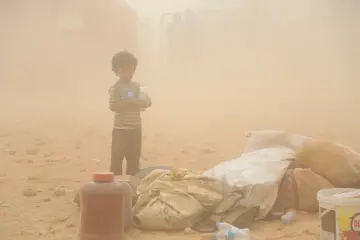 İŞİD saldırısından kaçan Kobani’liler, Suruç’a geçmek için mayınlı bölgeden sınırın karşı tarafına geçiyor. Gözleri kör eden kum  fırtınası  da bebekler ve çocuklar için de zorlu bir göç yolculuğa dönüşüyor.