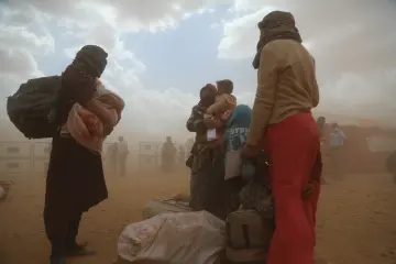 İŞİD saldırısından kaçan Kobani’liler, Suruç’a geçmek için mayınlı bölgeden sınırın karşı tarafına geçiyor. Gözleri kör eden kum  fırtınası  da bebekler ve çocuklar için de zorlu bir göç yolculuğa dönüşüyor.