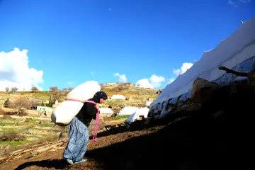 Yılın belirli aylarında yaylalarda geçiren Koçerler, kış mevsiminde de sıcak bölgelere göç ediyor. Küçük baş yetiştiriciliği ile geçimini sağlayan Batman’lı Koçerler, erkekler çobanlık görevi üstlenirken, kadınlar da yalaklara yem taşıyor.