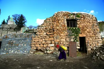 Yılın belirli aylarında yaylalarda geçiren Koçerler, kış mevsiminde de sıcak bölgelere göç ediyor. Küçük baş yetiştiriciliği ile geçimini sağlayan Batman’lı Koçerler, erkekler çobanlık görevi üstlenirken, kadınlar da yalaklara yem taşıyor.