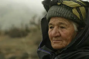 Adıyaman'da binlerce yıllık geleneksel başlık kültürü ‘kofi’yi ü yaşatan ve bu eşsiz kültürel mirasın son temsilcileri olan dağ köyü kadınlarıdır. Genç kadınların başındaki kofi, daha çok boncuk işlemeli renga renk olurken, yaşlı kadınlarda ise daha sade bir şekilde oluyor.