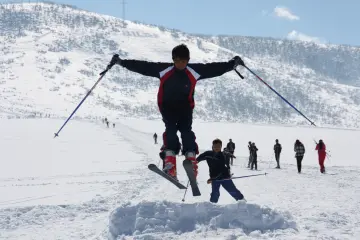 Dersim’in Ovacık İlçesinde çetin kış koşulları nedeniyle yaşamı olumsuz etkilerken, Munzur Dağı eteklerinde 1500 rakım yükseklikte bulunan kayak merkezi, yurttaşların uğrak yeri haline geldi. kar tepeleri oluşturularak çocukların atlayışları profesyonel kayakçıları aratmıyor.