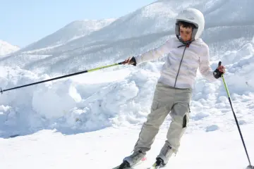 Dersim’in Ovacık İlçesinde çetin kış koşulları nedeniyle yaşamı olumsuz etkilerken, Munzur Dağı eteklerinde 1500 rakım yükseklikte bulunan kayak merkezi, yurttaşların uğrak yeri haline geldi. kar tepeleri oluşturularak çocukların atlayışları profesyonel kayakçıları aratmıyor.