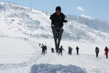 Dersim’in Ovacık İlçesinde çetin kış koşulları nedeniyle yaşamı olumsuz etkilerken, Munzur Dağı eteklerinde 1500 rakım yükseklikte bulunan kayak merkezi, yurttaşların uğrak yeri haline geldi. kar tepeleri oluşturularak çocukların atlayışları profesyonel kayakçıları aratmıyor.