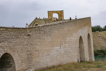 Diyarbakır Silvan'daki Malabadi Köprüsü, tarihi taş mimarisi ve anıtsal kemeriyle kültürel mirası yansıtıyor.