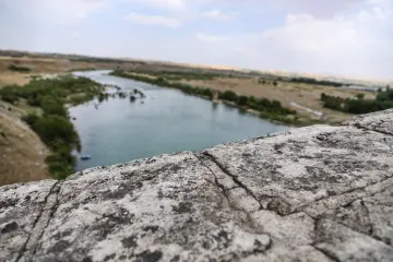 Malabadi Köprüsü'nün taş dokusundan Dicle Nehri'ne uzanan etkileyici perspektif ve doğal manzara fotoğrafı.