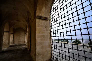 Mardin Kasimiye Medresesi Koridorları ve Demir Pencereler