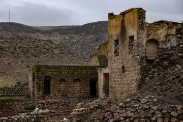 Mardin Savur Dereiçi harabe taş yapılar, tarihi yerleşim ve kayalık dağ manzarası