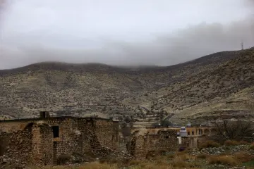 Mardin Savur Dereiçi sisli dağlar, tarihi taş yapılar ve eski yerleşim