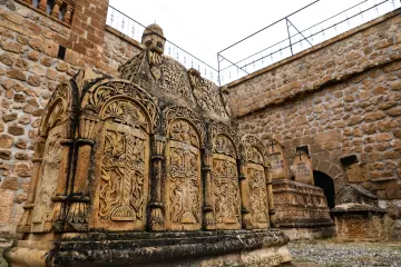 Mardin Savur Dereiçi Süryani mezarı, taş oymacılığı ve tarihi mezarlık