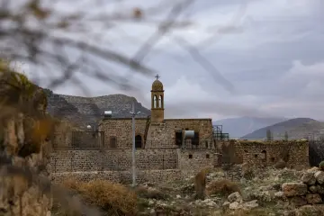 Mardin Savur Dereiçi tarihi Süryani kilisesi, çan kulesi ve taş mimari