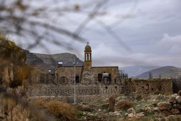 Mardin Savur Dereiçi tarihi Süryani kilisesi, çan kulesi ve taş mimari