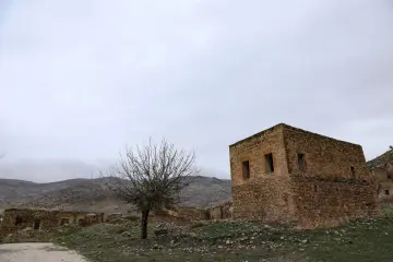 Mardin Savur Dereiçi tarihi taş evler, harabe yapılar ve dağ manzarası