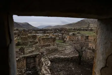 Mardin Savur Dereiçi tarihi taş yapılar, dağlık köy ve geleneksel mimari