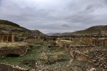 Mardin Savur Dereiçi tarihi taş yapılar, eski yerleşim ve dağ manzarası