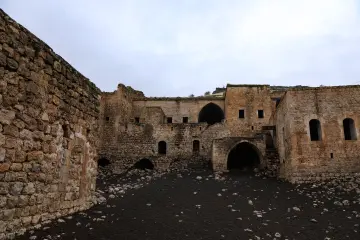 Mardin Savur Dereiçi tarihi taş yapılar, kemerli avlu ve Süryani köyü