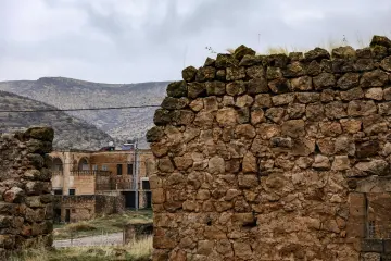 Mardin Savur Dereiçi taş duvar, tarihi taş yapılar ve dağ manzarası