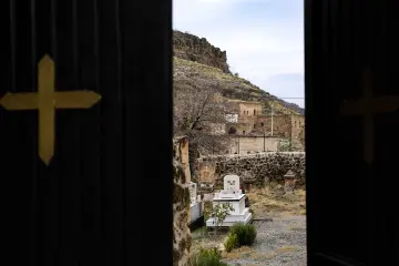 Mardin Savur Dereiçi taş mezarlık, haç motifli kapı ve tarihi taş yapılar