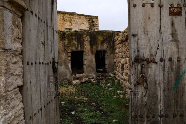 Mardin Savur eski ahşap kapı, tarihi taş yapılar ve geleneksel mimari