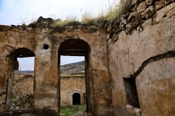 Mardin Savur harabe taş yapı, kemerli açıklıklar ve tarihi mimari