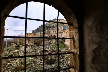 Mardin Savur kemerli pencere, tarihi taş yapılar ve kayalık tepe