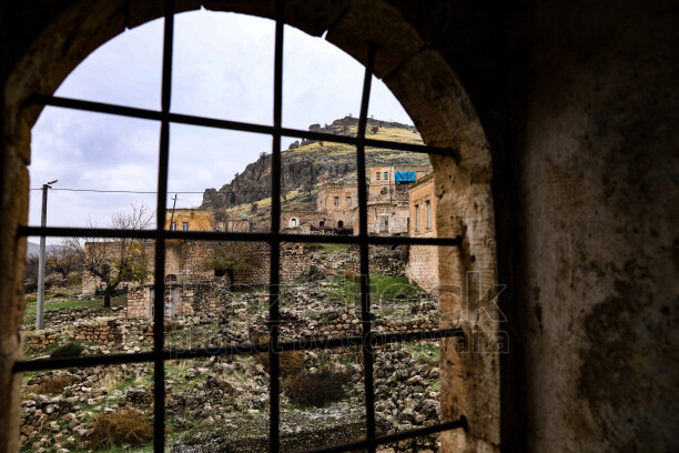 Mardin Savur kemerli pencere, tarihi taş yapılar ve kayalık tepe