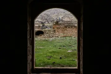 Mardin Savur tarihi taş yapı, kemerli geçit ve dağlık yerleşim manzarası