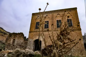Mardin Savur tarihi taş yapı, süslü cephe ve kemerli pencereler