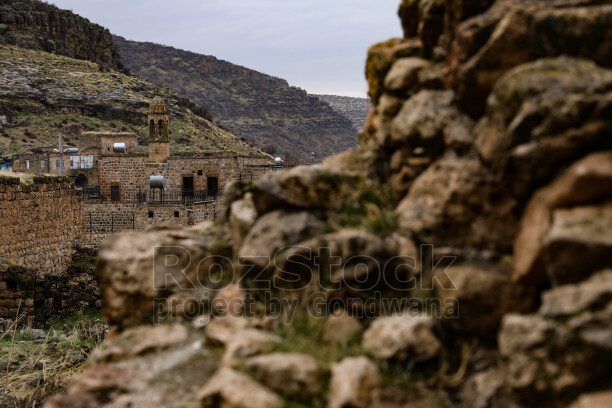 Mardin Savur tarihi taş yapılar, kilise kulesi ve dağlık manzara