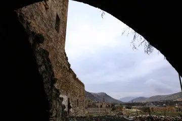 Mardin Savur tarihi taş yapılar, dağlık köy manzarası ve geleneksel mimari