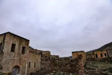 Mardin Savur tarihi taş yapılar, kayalık yamaç ve geleneksel mimari