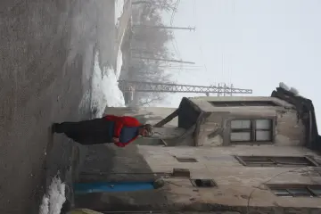 Dersim’in Mazgirt ilçesinde köklü bir geçmişe dayanan,  bulunduğu coğrafyasının çetin kış şartlarına uyum sağlamış geleneksel mimariye sahiptir. Bölgenin sarp dağlık yapısı ve iklimi, evlerin hem malzeme seçimini hem de plan şemalarını doğrudan şekillendiriyor.