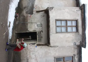 Dersim’in Mazgirt ilçesinde köklü bir geçmişe dayanan,  bulunduğu coğrafyasının çetin kış şartlarına uyum sağlamış geleneksel mimariye sahiptir. Bölgenin sarp dağlık yapısı ve iklimi, evlerin hem malzeme seçimini hem de plan şemalarını doğrudan şekillendiriyor.