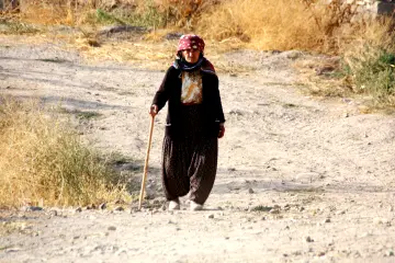Tunceli ilinin Pertek İlçesine bağlı Kürmeş Köyünde ölen kişinin meziyetleri, zanaatı, mesleği mezar taşlarına resmediliyor. asırlardır süren gelenek günümüzde de sürdürülüyor.