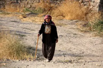 Tunceli ilinin Pertek İlçesine bağlı Kürmeş Köyünde ölen kişinin meziyetleri, zanaatı, mesleği mezar taşlarına resmediliyor. asırlardır süren gelenek günümüzde de sürdürülüyor.